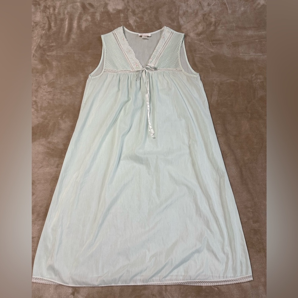 Barbizon Sleeveless V-neckline Ribbon Embroidery Chemise Nightgown Vintage